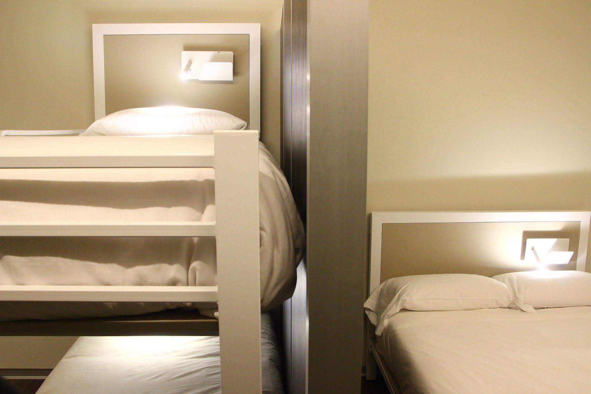 Poshtel Bilbao - Premium Hostel מראה חיצוני תמונה
