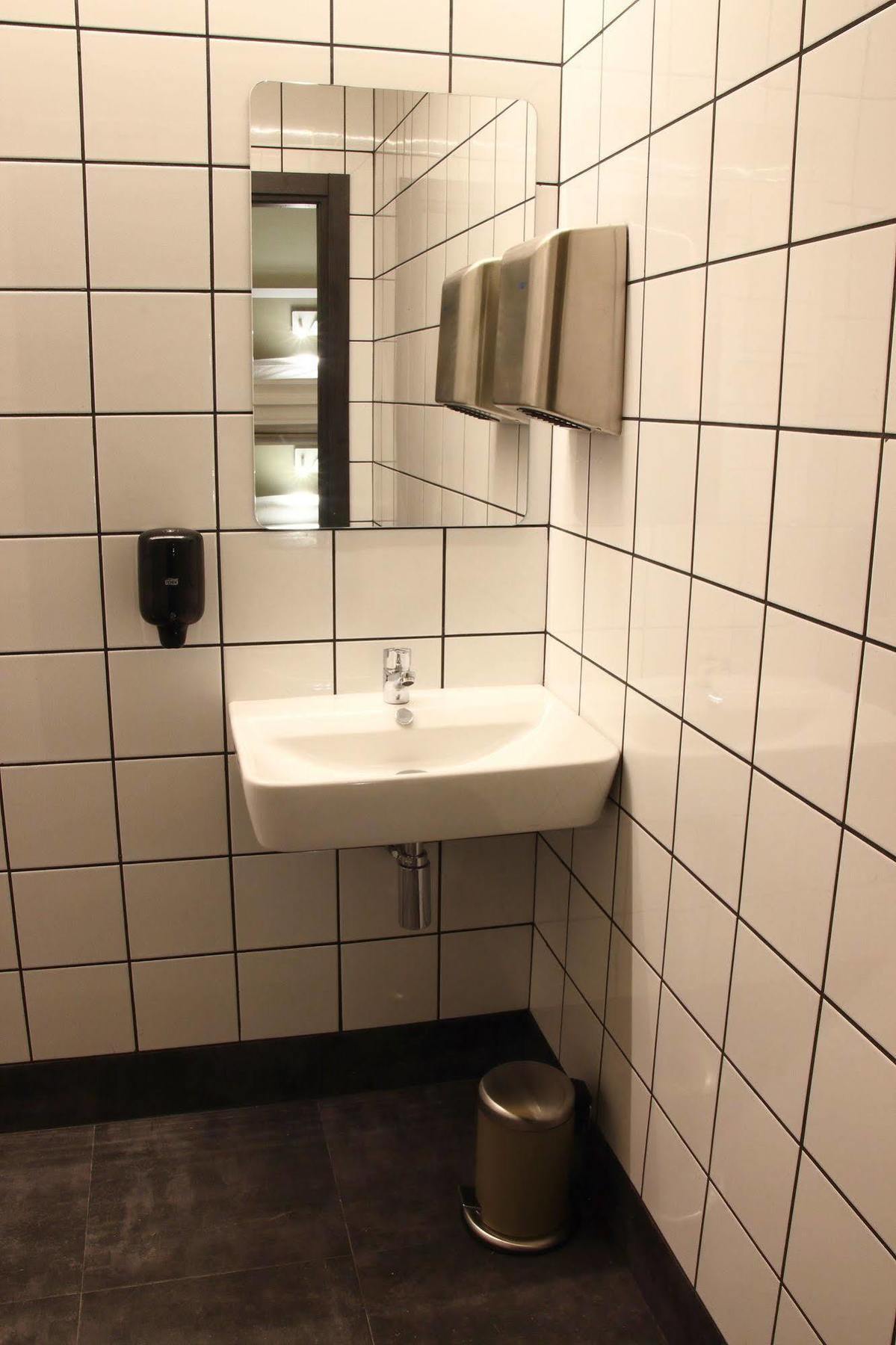 Poshtel Bilbao - Premium Hostel מראה חיצוני תמונה